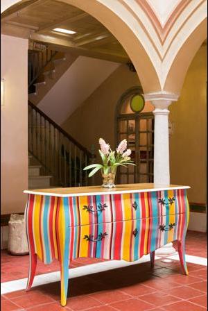 Cómoda realizada en taller artesanal en Italia. Con dos grandes cajones y tiradores forjados artesanalmente. Pintada a mano.